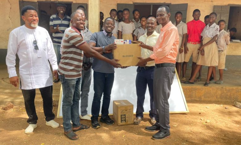 Members of Visionary Buluk presenting learning materials to the school
