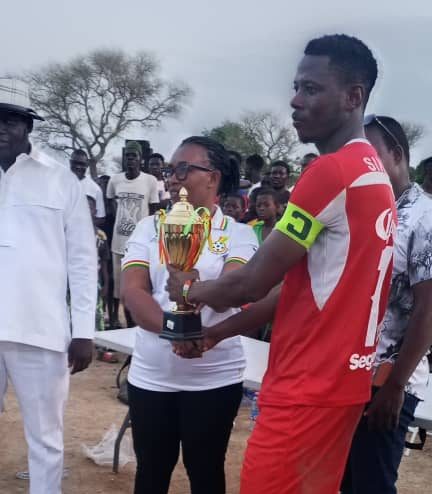 Lawyer Charles Bawadua Adongo presents a trophy to Namoo Zone