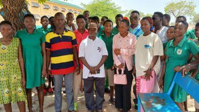 Dr. Duut together with the four beneficiaries and some continuing students.