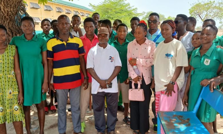 Dr. Duut together with the four beneficiaries and some continuing students.