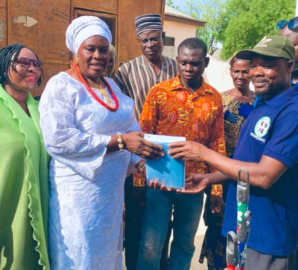 Pog-nab Hajia Comfort Akantua presenting the donation.