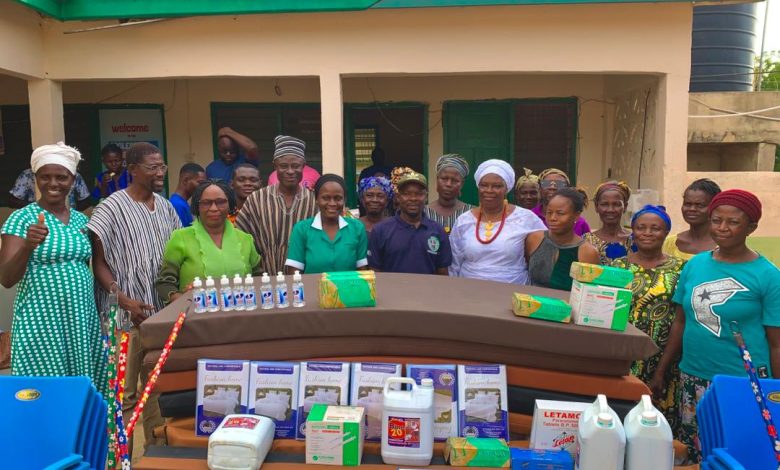 Pog-nab Hajia Comfort Akantua in a group picture with staff of the facility.
